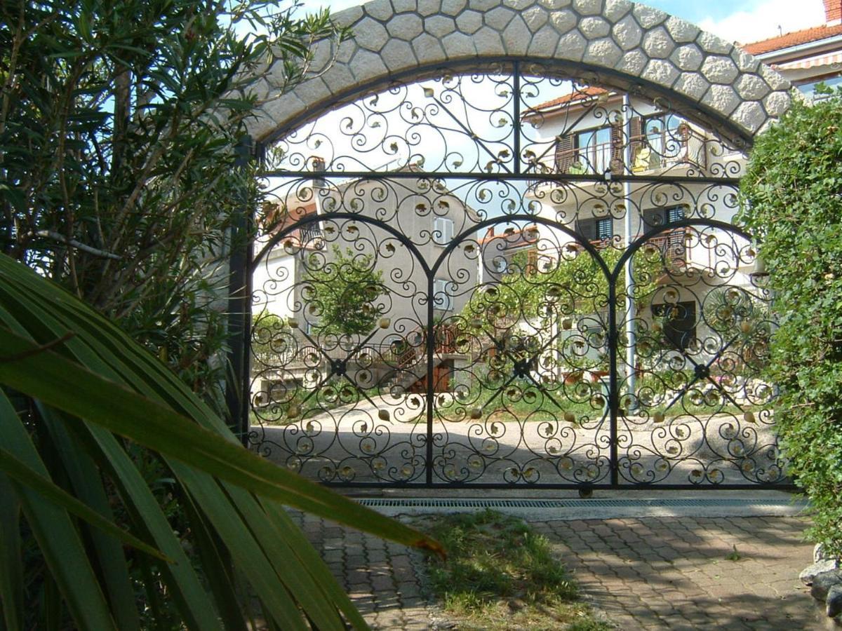 La Villa - Beach House & Rooms Цриквеница Экстерьер фото